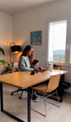 Marie travaillant dans son cabinet en tant qu'orthophoniste